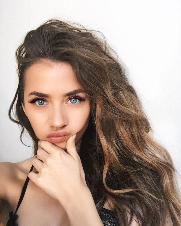 С темно русыми девушками