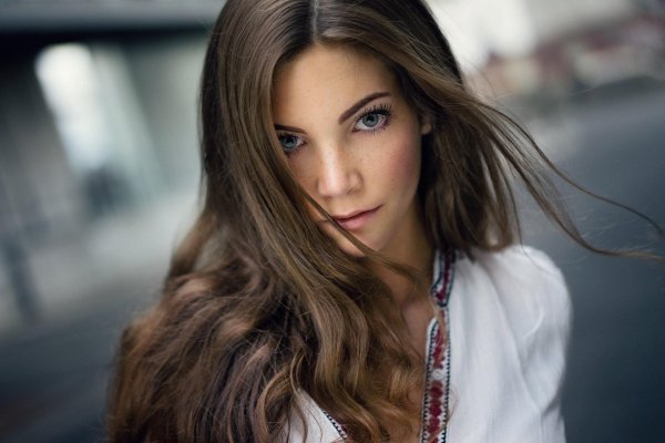 С темно русыми девушками