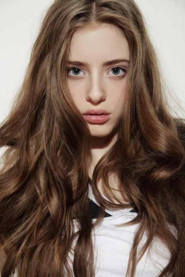 С темно русыми девушками