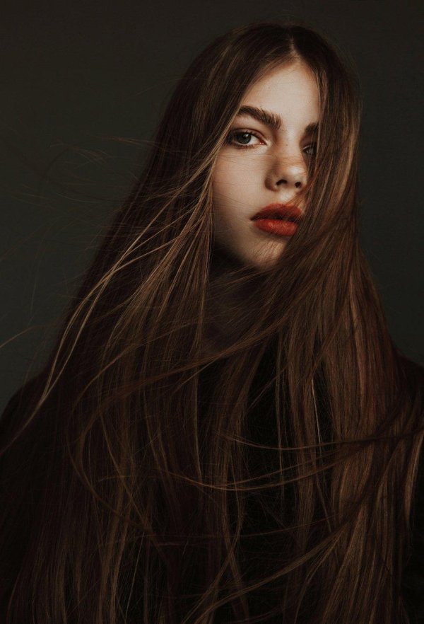 С темно русыми девушками