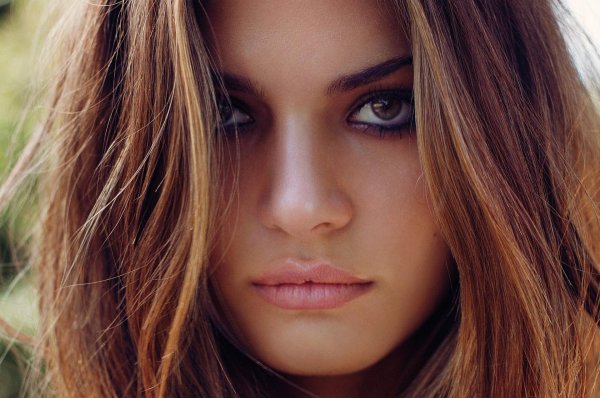 С темно русыми девушками