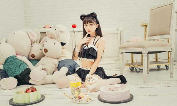 Девушка с мягкой игрушкой