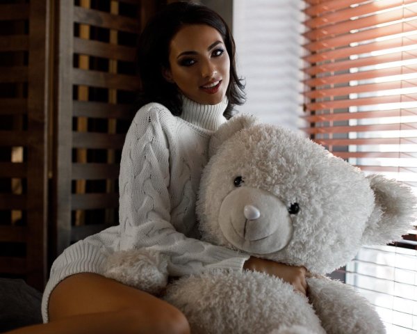 Девушка с мягкой игрушкой