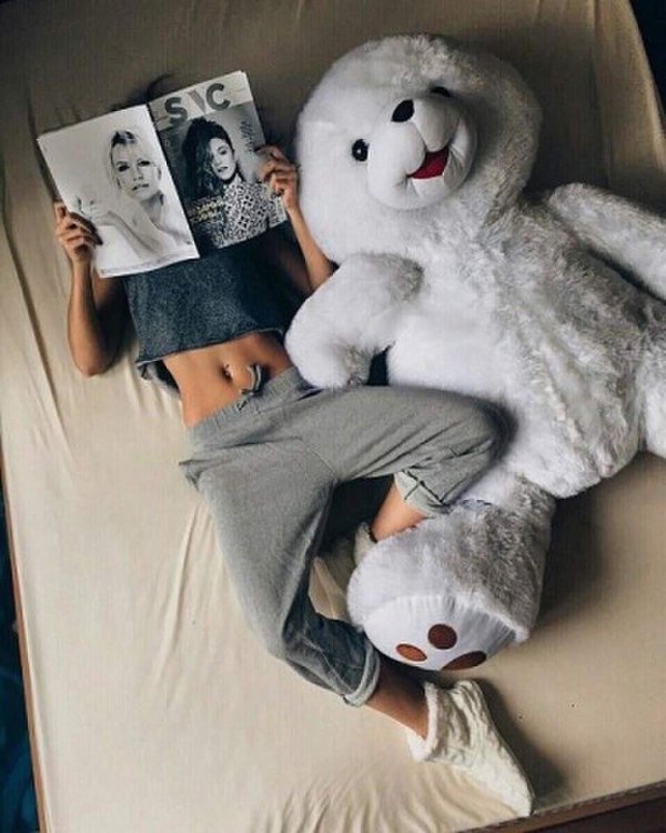 Девушка с мягкой игрушкой