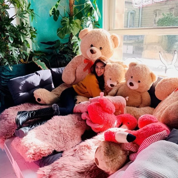 Девушка с мягкой игрушкой