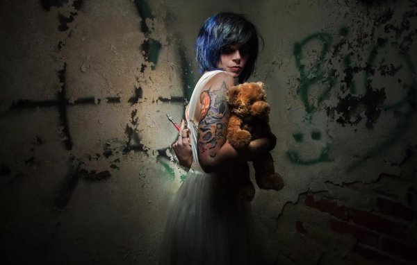 Девушка с мягкой игрушкой