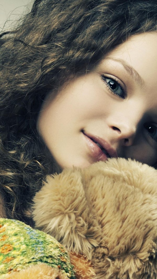 Девушка с мягкой игрушкой