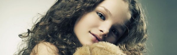 Девушка с мягкой игрушкой