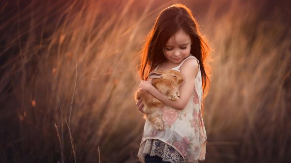 Девушка с мягкой игрушкой