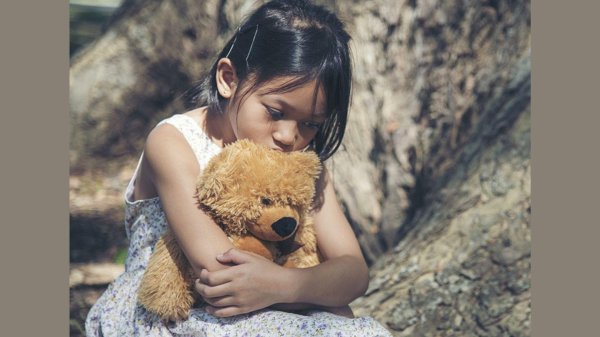 Девушка с мягкой игрушкой