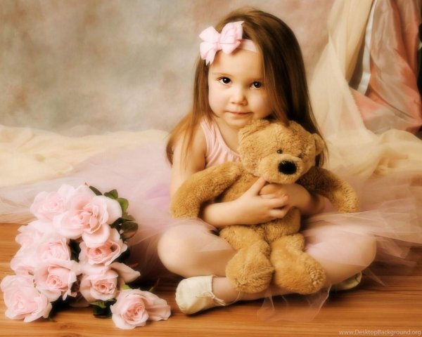 Девушка с мягкой игрушкой