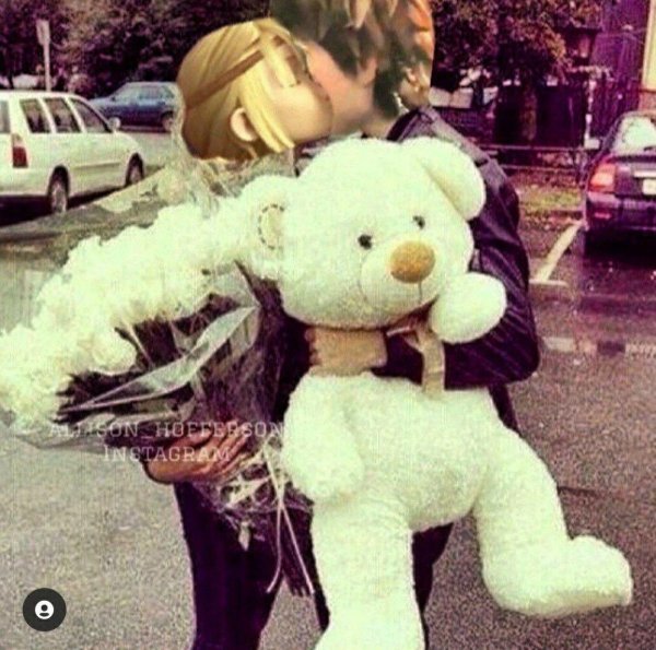 Девушка с мягкой игрушкой