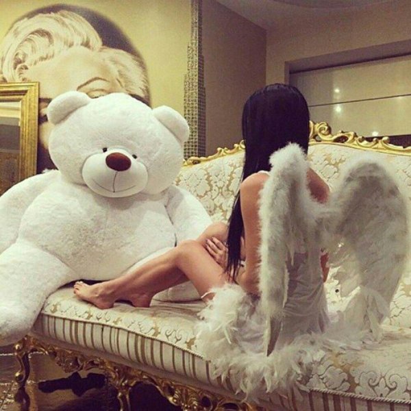 Девушка с мягкой игрушкой