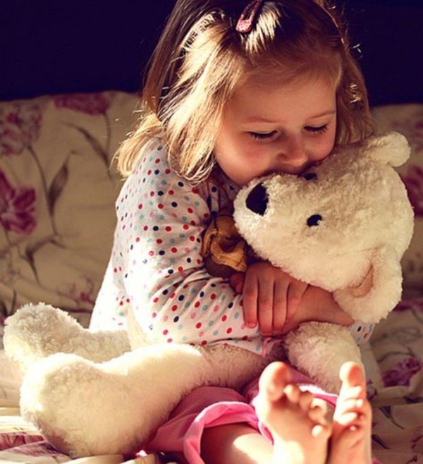 Девушка с мягкой игрушкой