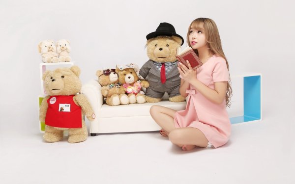 Девушка с мягкой игрушкой