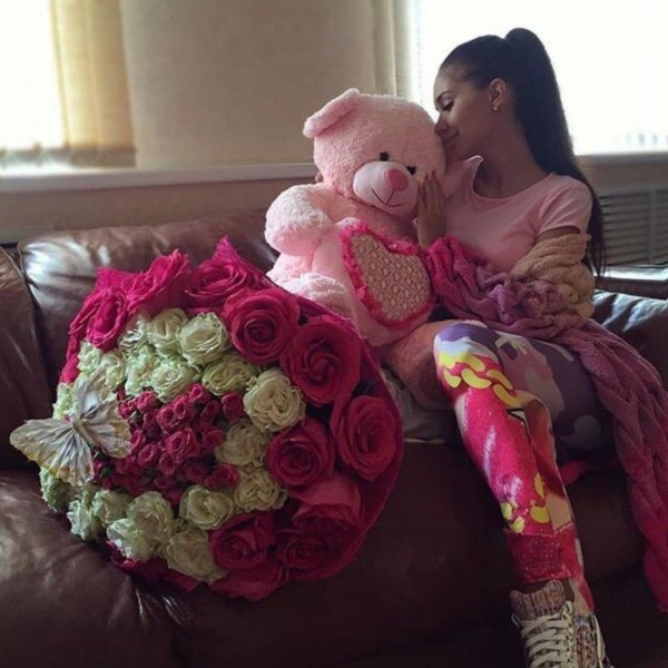 Девушка с мягкой игрушкой