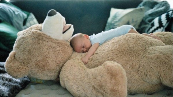 Девушка с мягкой игрушкой