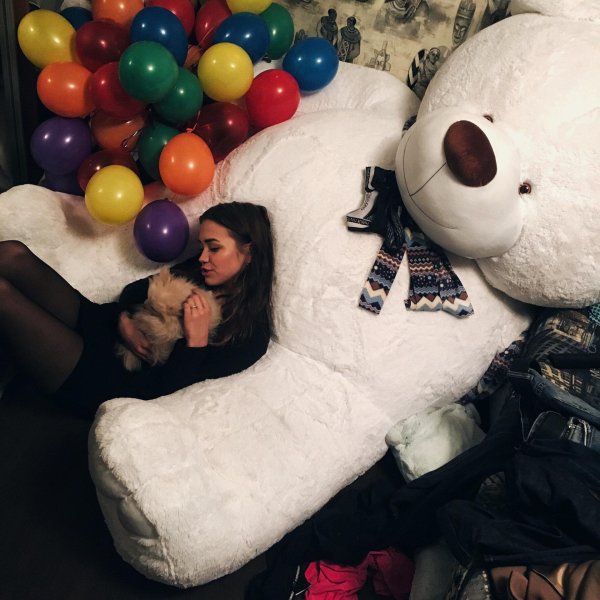 Девушка с мягкой игрушкой