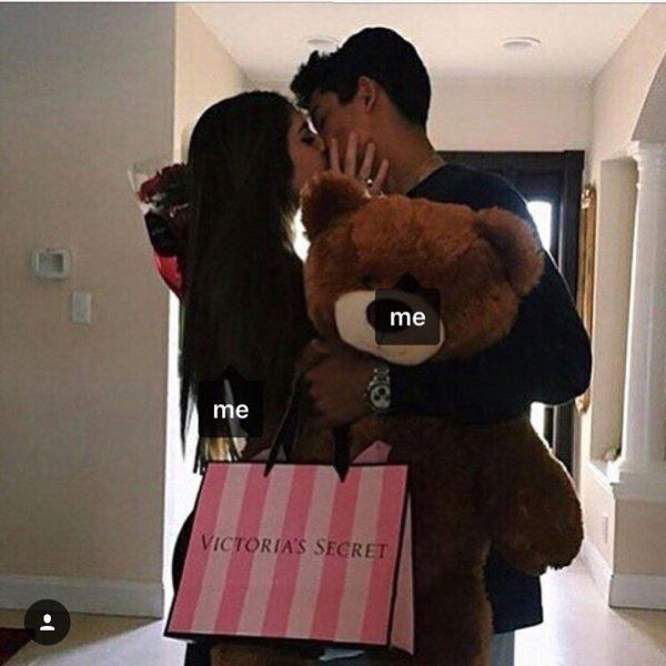 Девушка с мягкой игрушкой