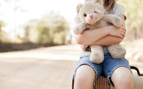 Девушка с мягкой игрушкой