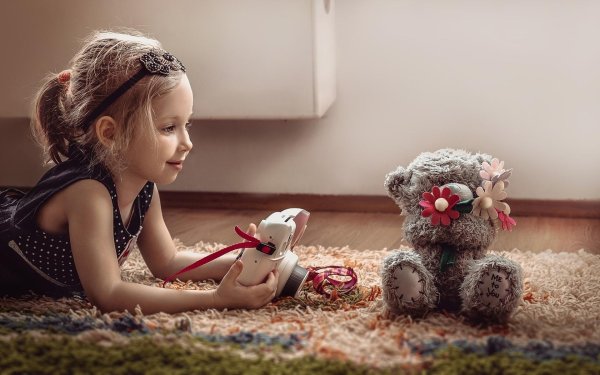 Девушка с мягкой игрушкой