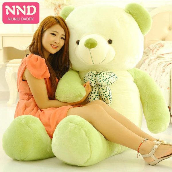 Девушка с мягкой игрушкой