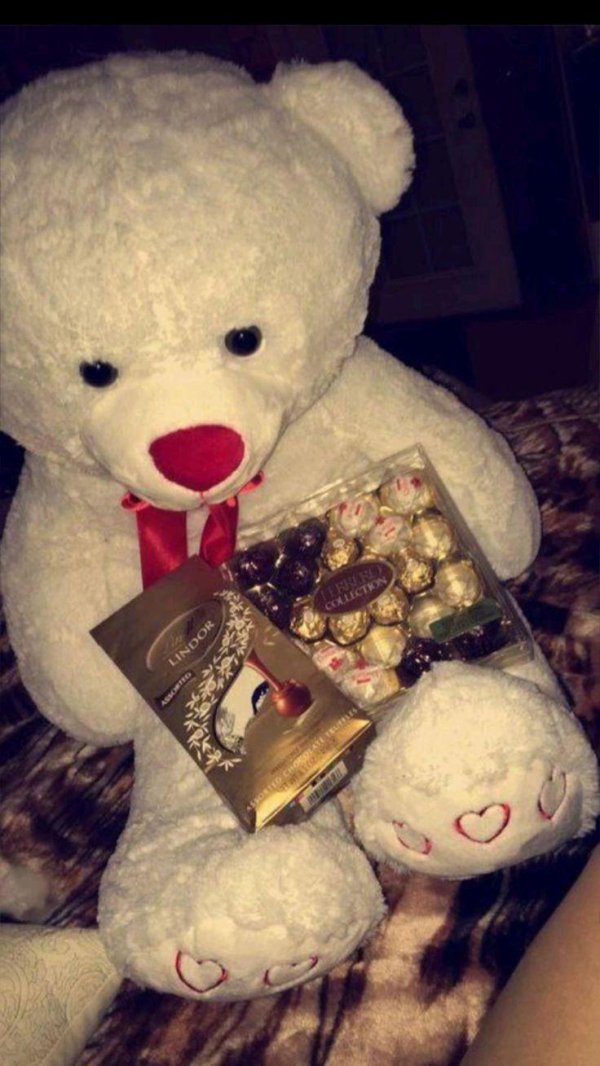 Девушка с мягкой игрушкой