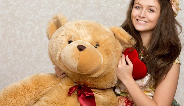Девушка с мягкой игрушкой