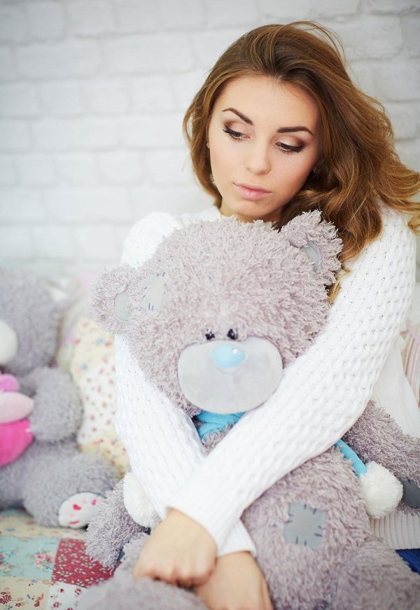 Девушка с мягкой игрушкой