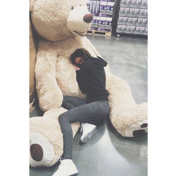 Девушка с мягкой игрушкой