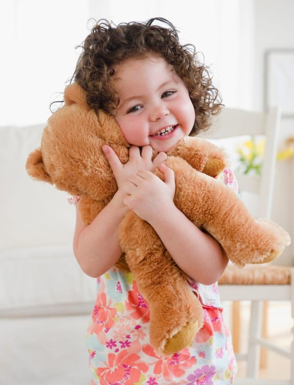 Девушка с мягкой игрушкой