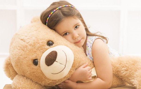 Девушка с мягкой игрушкой