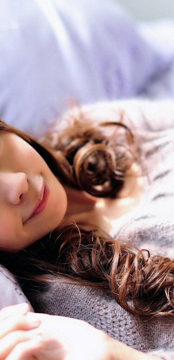 Девушка с мягкой игрушкой