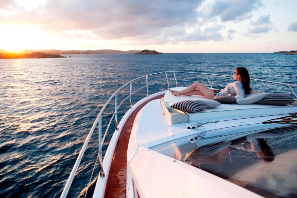 На яхте с девушками