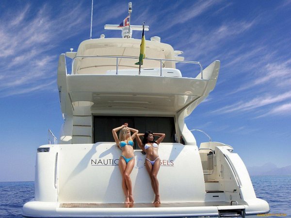 На яхте с девушками