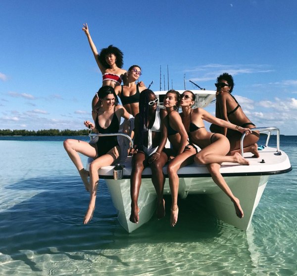 На яхте с девушками