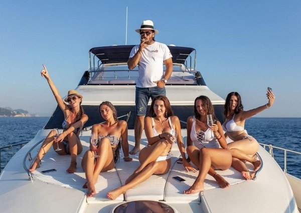 На яхте с девушками