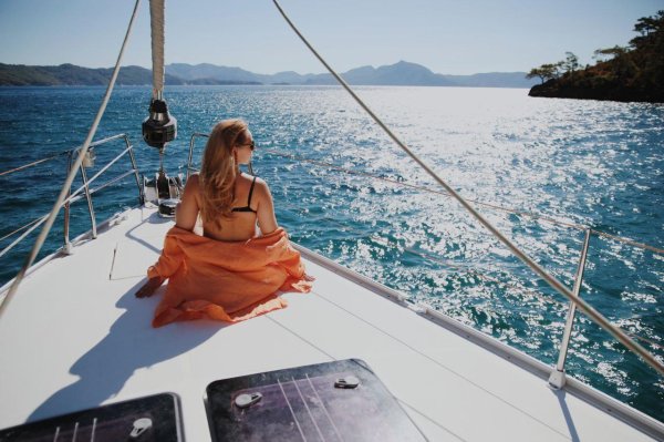 На яхте с девушками