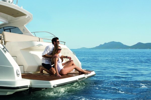 На яхте с девушками