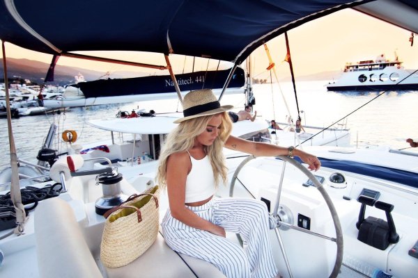 На яхте с девушками