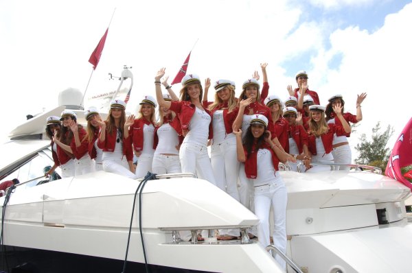 На яхте с девушками