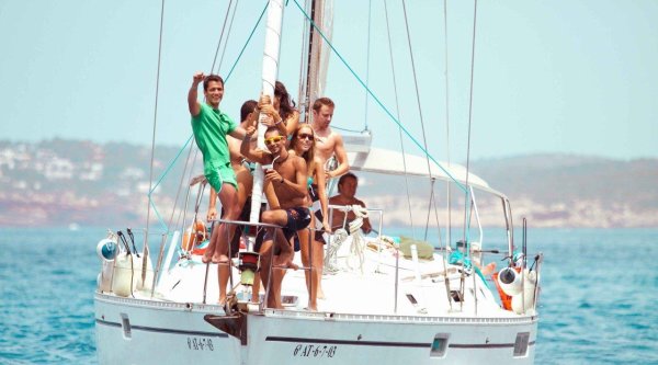 На яхте с девушками