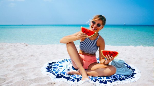 Отдых на море девушка