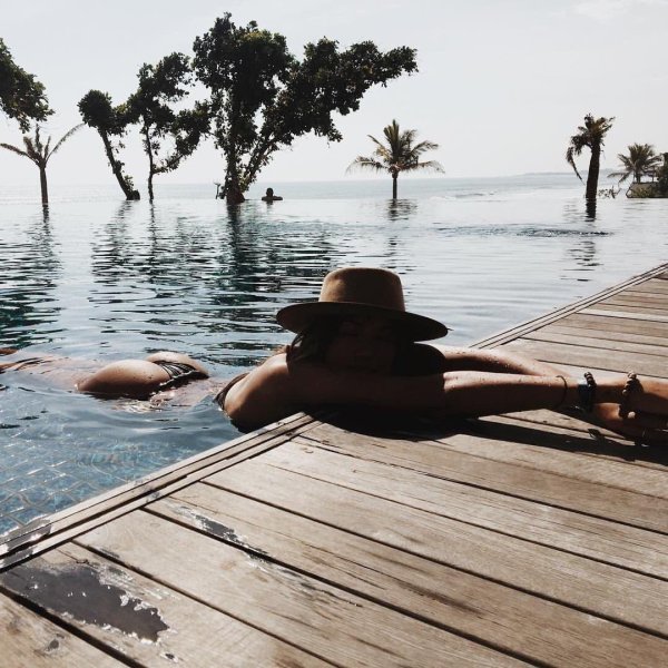 Отдых на море девушка