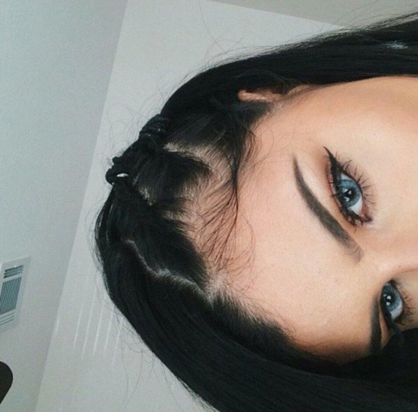 Девушка пол лица брюнетка