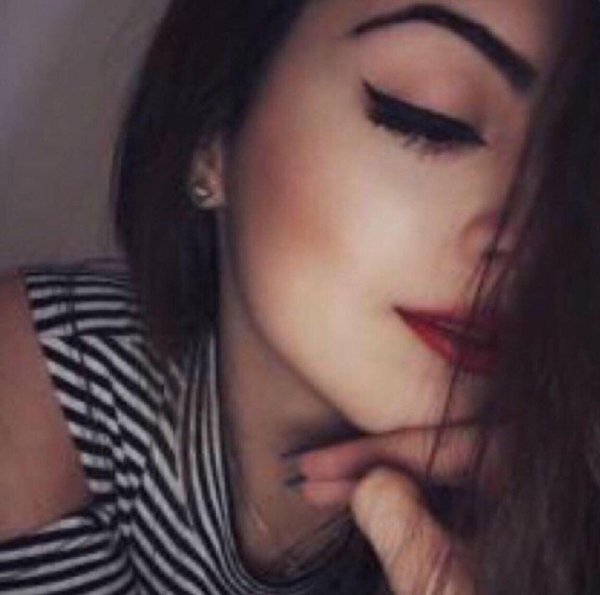 Девушка пол лица брюнетка