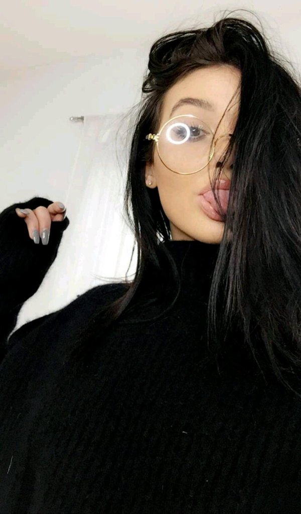 Девушка пол лица брюнетка