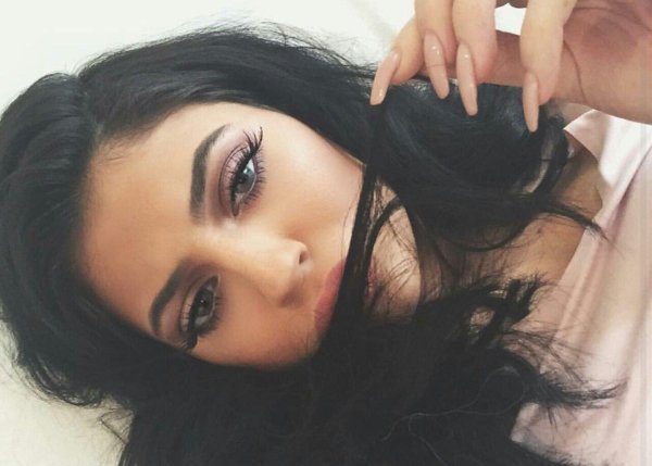 Девушка пол лица брюнетка