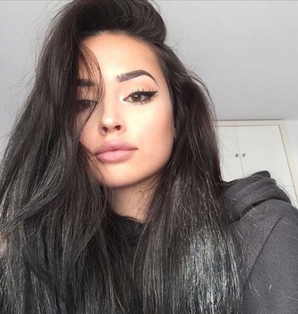 Девушка пол лица брюнетка