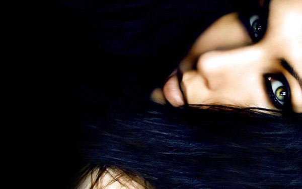 Девушка пол лица брюнетка